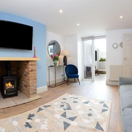 Apartment West With Free Parking Уитби Екстериор снимка