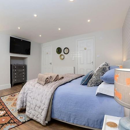 Apartment West With Free Parking Уитби Екстериор снимка