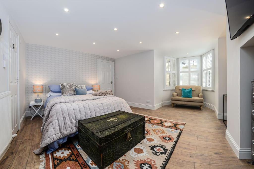 Apartment West With Free Parking Уитби Екстериор снимка
