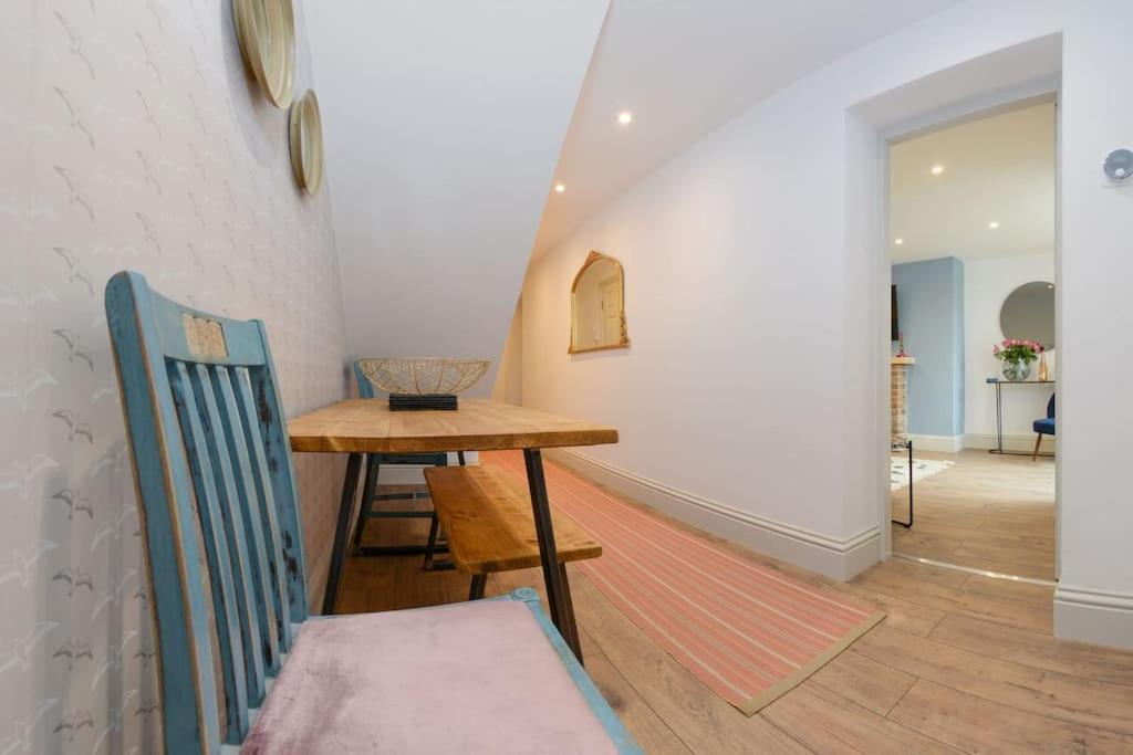 Apartment West With Free Parking Уитби Екстериор снимка