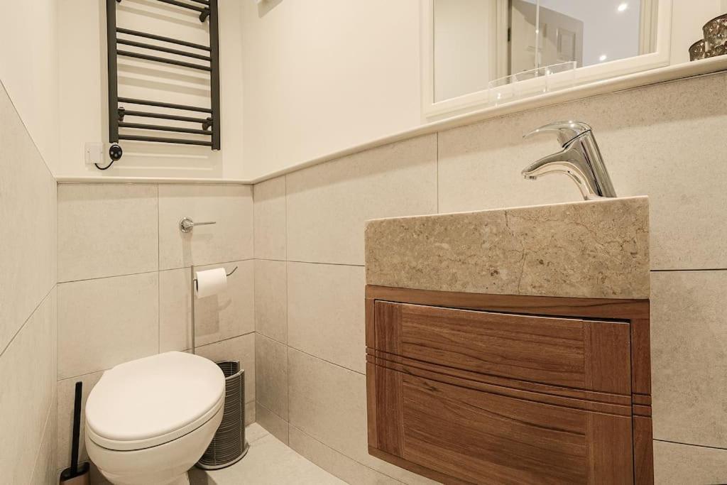 Apartment West With Free Parking Уитби Екстериор снимка