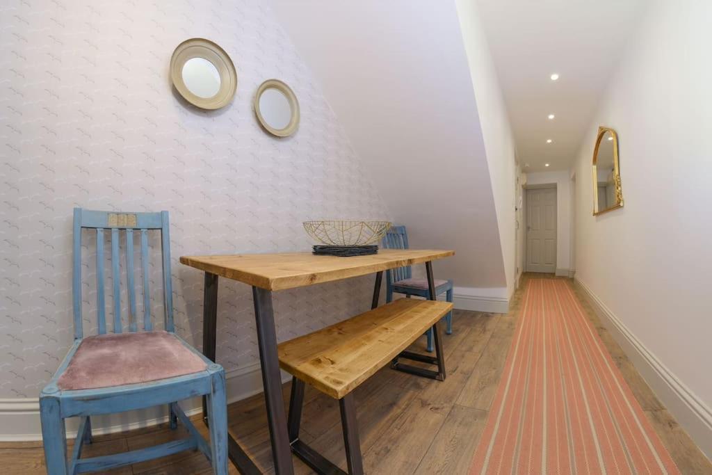 Apartment West With Free Parking Уитби Екстериор снимка