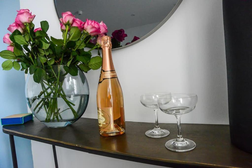 Apartment West With Free Parking Уитби Екстериор снимка