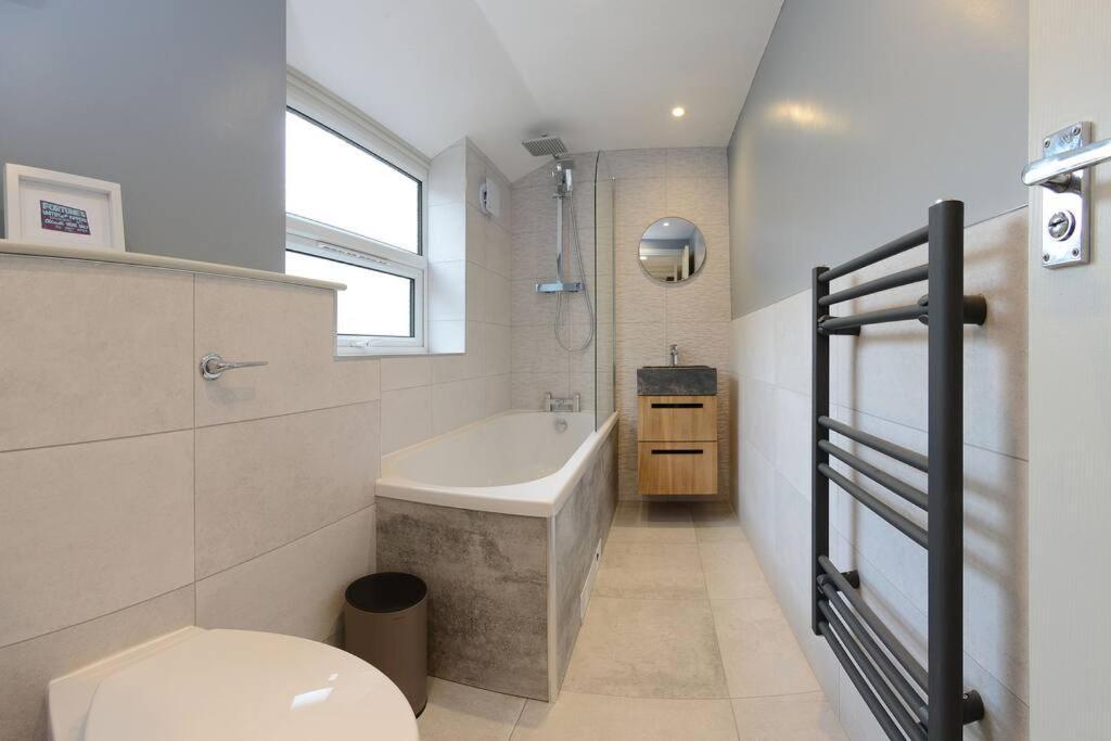 Apartment West With Free Parking Уитби Екстериор снимка