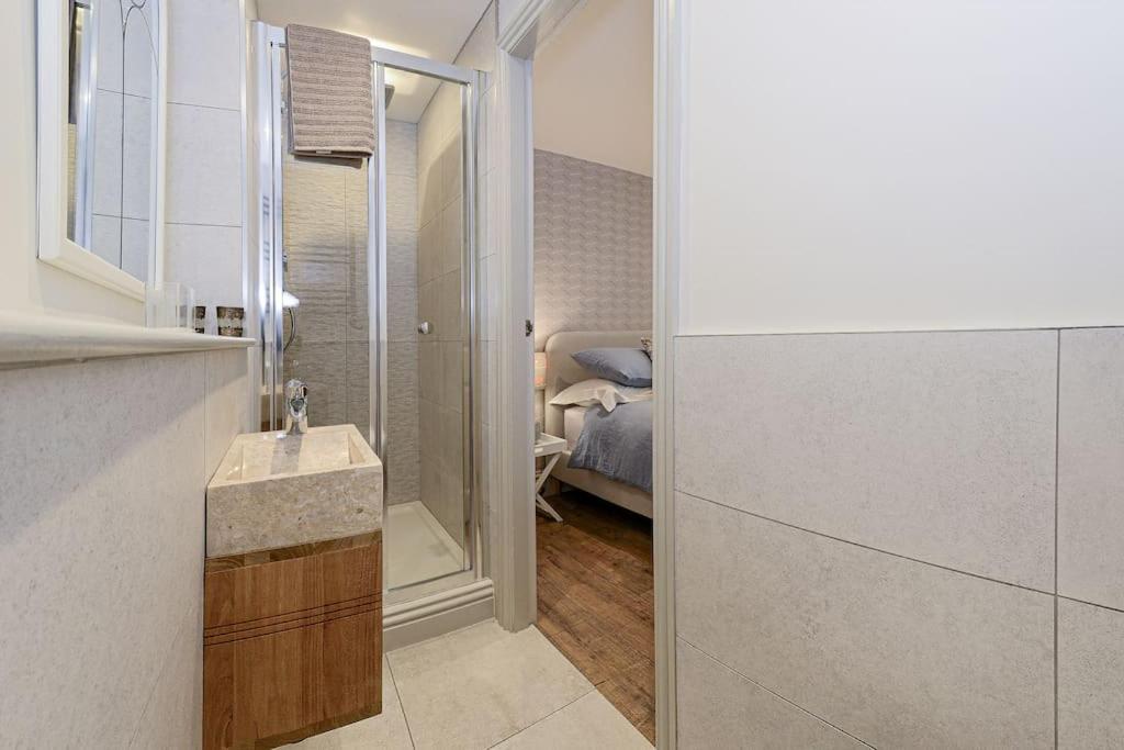 Apartment West With Free Parking Уитби Екстериор снимка